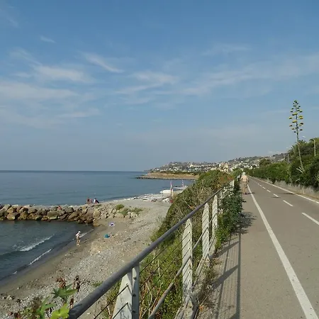 Appartamento Strada Casai 19 - Turistico In Con Giardino E Posto Auto Riva Ligure