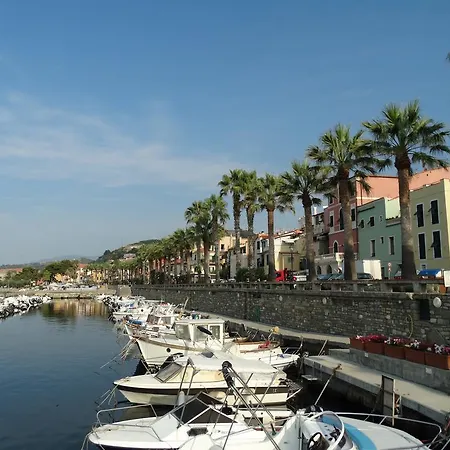 Strada Casai 19 - Turistico In Con Giardino E Posto Auto Riva Ligure